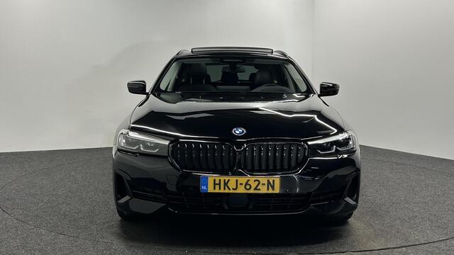 BMW 5-Serie Touring 530e Business Edition Plus SOH 92% PANO LEER CAMERA TREKHAAK.