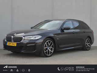 BMW 5-SERIE Touring 530e xDrive Business Edition Plus M-Sport / Accu SOH 98% / Drie fase laden / Apple Carplay Android Auto / Trekgewicht 2000 kg / Elektrische achterklep / Achteruitrijcamera / Cruise control / Keyless Entry/Start / Climate control /