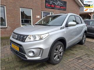 SUZUKI VITARA 1.0 Boosterjet Select. 1ste eigenaar, dealer onderhouden. Zeer netje en luxe o.a. camera, navi, stoelverwarming etc.