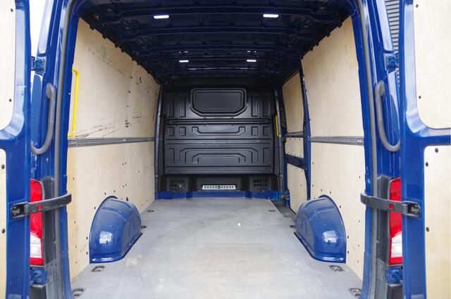Volkswagen Crafter 35 2.0 TDI L3H2L2H1 3-ZITS, 140PK AUT. STANDKACHEL, GEV. ERGO COMFORT STOEL, CRUISE, NAVI, AIRCO