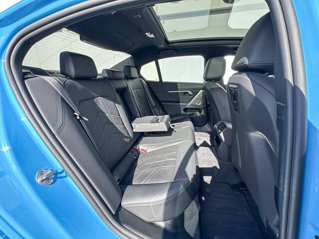 BMW 5-Serie Sedan 550e xDrive M Sport | Indivual Rivierablau | Selections 1000