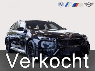 BMW M5 Touring ** M-DRIVER PACK (305 km/h), M-REMMEN, TREKH, ACC, MERINO LEDER, 20/21 INCH LMV ** 1e EIG - UNFALLFREI - Ex BMW AG ** ** INFORMEER OOK NAAR ONZE AANTREKKELIJKE FINANCIAL-LEASE TARIEVEN **