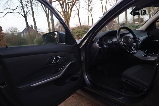 BMW 3-Serie Touring 318i High Executive Aut. | Zomer + Winterset | Full Led | Apple Car Play | Keurige staat | Dealeronderhouden |