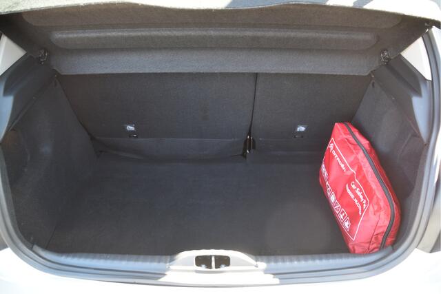 Citroen C3 1.2 PureTech C-Series Carplay | DAB | PDC | Clima | Bluetooth | Cruise | Navi