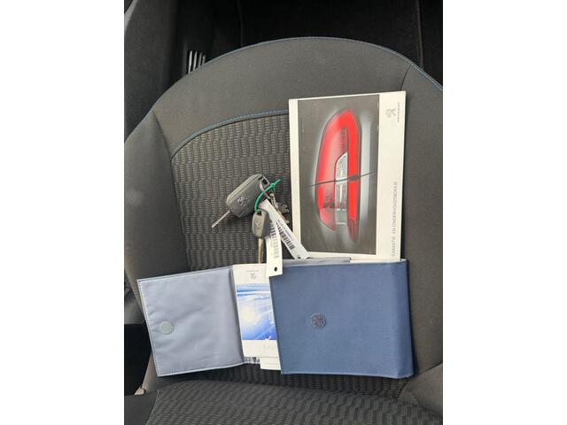 Peugeot 208 1.2 PureTech Blue Lease Allure WINTERSET/GOED-ONDERHOUDEN/NAVI