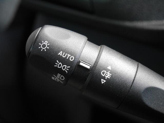 Opel Vivaro 2.0 Diesel 145 L3 | Lage km.stand | 3 Zits Parkeersensoren achter | Regensensor | Achterdeuren met ramen | Airco | Digtitaal instrumentenpaneel