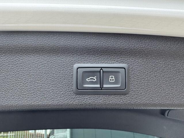 Audi Q3 35 TFSI S Line Edition  Panorama  Trekhaak  Stoelverwarming  Camera 
