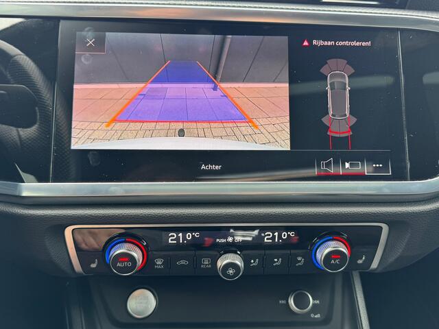 Audi Q3 35 TFSI S Line Edition  Panorama  Trekhaak  Stoelverwarming  Camera 