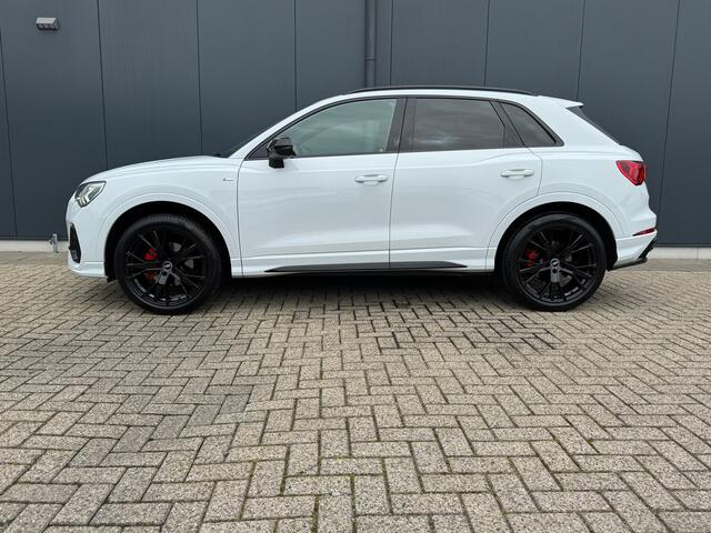 Audi Q3 35 TFSI S Line Edition  Panorama  Trekhaak  Stoelverwarming  Camera 