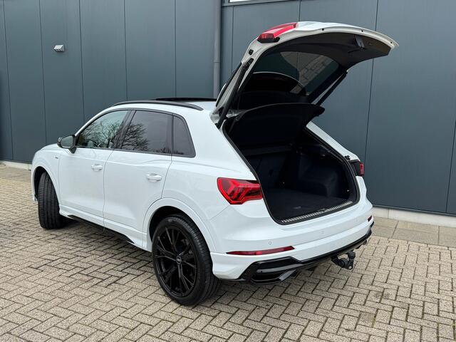 Audi Q3 35 TFSI S Line Edition  Panorama  Trekhaak  Stoelverwarming  Camera 