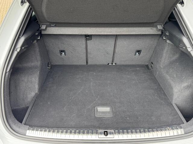 Audi Q3 35 TFSI S Line Edition  Panorama  Trekhaak  Stoelverwarming  Camera 