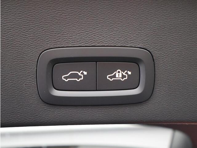 Volvo XC40 2.0 B4 Plus Dark / Panoramadak / Nubuck Bekleding / Harman Kardon / Elektrische Stoelen / BLIS / Stoel+Stuurverwarming /