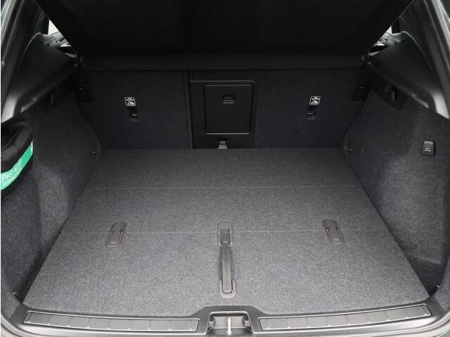 Volvo XC40 2.0 B4 Plus Dark / Panoramadak / Nubuck Bekleding / Harman Kardon / Elektrische Stoelen / BLIS / Stoel+Stuurverwarming /