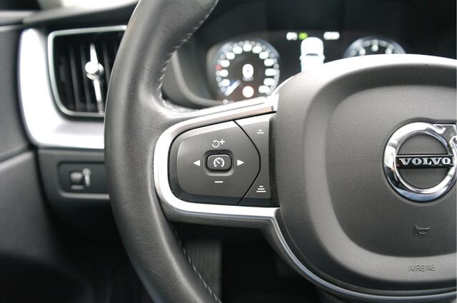 Volvo XC60 2.0 B5 Momentum Pro | NL-Auto | 22'' | Trekhaak | Carplay