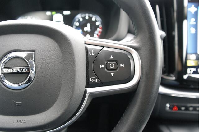 Volvo XC60 2.0 B5 Momentum Pro | NL-Auto | 22'' | Trekhaak | Carplay