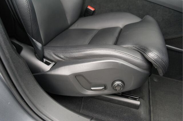 Volvo XC60 2.0 B5 Momentum Pro | NL-Auto | 22'' | Trekhaak | Carplay