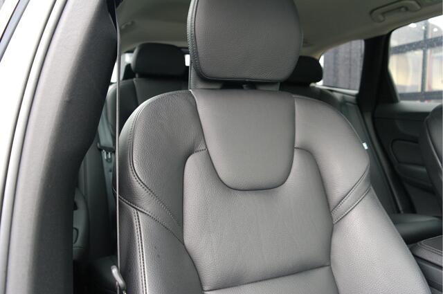 Volvo XC60 2.0 B5 Momentum Pro | NL-Auto | 22'' | Trekhaak | Carplay