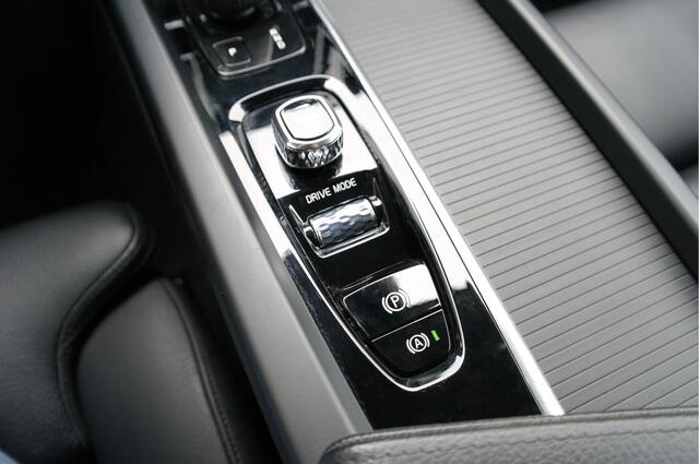 Volvo XC60 2.0 B5 Momentum Pro | NL-Auto | 22'' | Trekhaak | Carplay