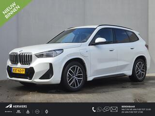 BMW X1 xDrive25e M-Sport / Fabrieksgarantie t/m 12-2027 / Accu SOH 96,33% / Trekgewicht 1.700 kg / Stuur- & Stoelverwarming / elektrisch achterklep / Apple Carplay Android Auto / Harman Kardon Audio Systeem / Achteruitrijcamera / cruise control adaptief /
