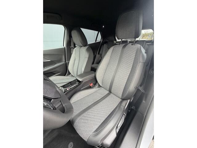Peugeot 2008 100pk Allure Pack 360gr Camera - Keyless Entry - Adaptieve Cruise Controle - LED - Parkeersensoren V+A - Automatische Airco - 3D Cockpit - Naviga