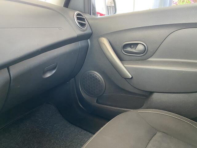 Dacia Sandero 0.9 TCe Laur�ate,Navigatie,Airco,Elektrischpakket,Trekhaak,Bleutooth,Radio Cd/Mp-3 Speler,15 Inch Lmv