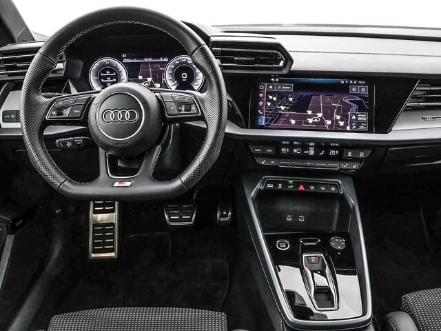 Audi A3 SPORTBACK 45 TFSIe 272pk S-tronic S edition Competition � Camera � Sonos Audio � Elektrische stoelverstelling � Keyless  � Stoelverwarming � Afneem