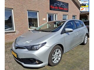 TOYOTA AURIS 1.2T Aspiration. Dealer onderhouden! Zeer netjes en luxe. O.a. camera, afn. trekhaak, cruise, navigatie, etc.
