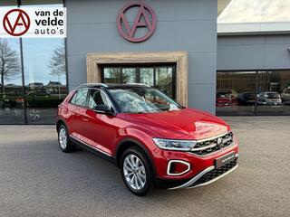VOLKSWAGEN T-Roc 1.5 TSI 150pk DSG Style | Navigatie | Standkachel | Camera | Elek. Achterklep | Dode hoek | 4-Season banden | Rijklaar incl. garantie