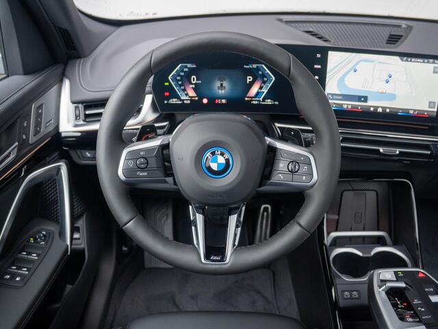 BMW X1 xDrive25e | M Sportpakket | Comfort Pack | Harman-Kardon | Stuurwielrand verwarmd | Comfort Access | Achteruitrijcamera | Panoramadak | Trekhaak