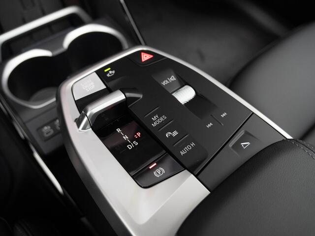 BMW X1 xDrive25e | M Sportpakket | Comfort Pack | Harman-Kardon | Stuurwielrand verwarmd | Comfort Access | Achteruitrijcamera | Panoramadak | Trekhaak