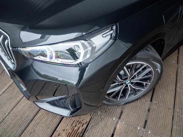 BMW X1 xDrive25e | M Sportpakket | Comfort Pack | Harman-Kardon | Stuurwielrand verwarmd | Comfort Access | Achteruitrijcamera | Panoramadak | Trekhaak