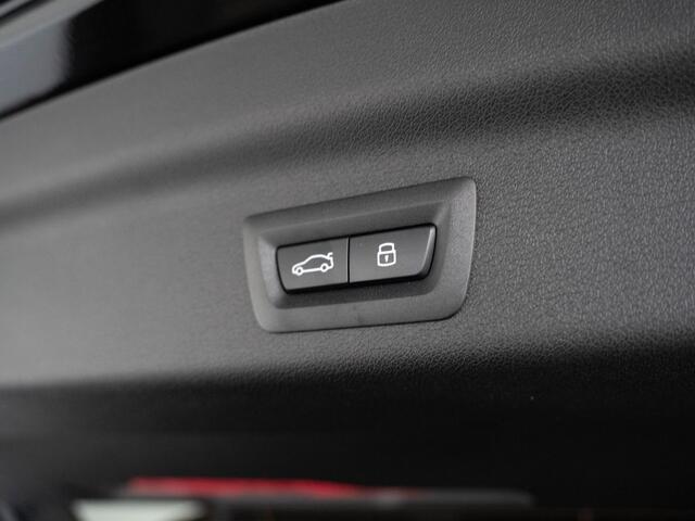 BMW X1 xDrive25e | M Sportpakket | Comfort Pack | Harman-Kardon | Stuurwielrand verwarmd | Comfort Access | Achteruitrijcamera | Panoramadak | Trekhaak