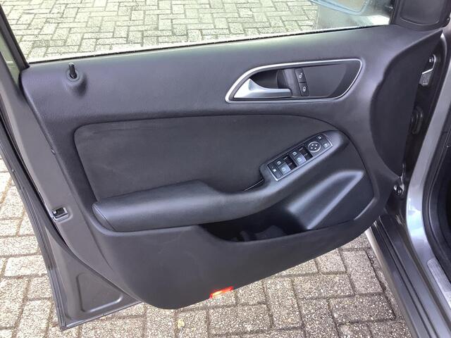 Mercedes-Benz B-Klasse 180 parkeersensoren, airco, xenon verlichting, trekhaak