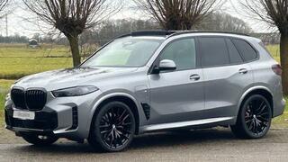 BMW X5 xDrive50e M SPORTPAKKET, FULL OPTIONS!! LUCHTVERING, NAVIGATIE PREMIUM, APPLE CARPLAY, NAPPA LEDER, STOEL EN ACHTERBANK VERWARMING, HEAD-UP DISPLAY, ELEC. PANORAMADAK, ELEC. WEGKLAPBARE TREKHAAK, 22