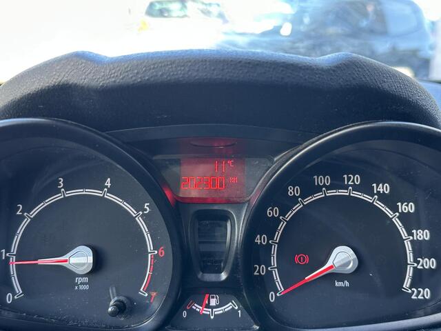 Ford Fiesta 1.25 Ghia | Nette Staat | NL AUTO | e APK | D-Riem is Vervangen | Airco | 5 Deurs | 2 Sleutels |