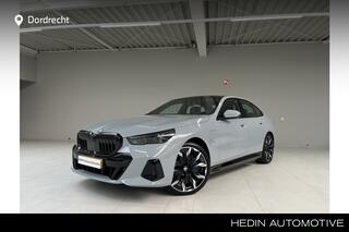 BMW 5-SERIE 550e xDrive I M Sportpakket I M Sportpakket Pro I Innovation Pack I Travel Pack I Glazen Panoramadak | Verwacht Juli |