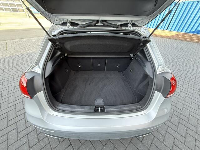Mercedes-Benz A-Klasse 180 | AMG | PANO | AUT | LEDER | NAP |