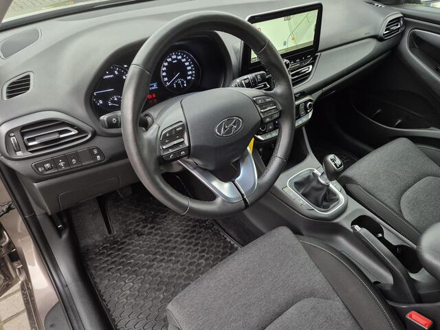 Hyundai I 30 Wagon 1.0 T-GDi MHEV Comfort Smart Handgeschakeld / Fabrieksgarantie tot 01-2029 / Dealer onderhouden / Stuur en Stoel verwarming / Achteruitrijc