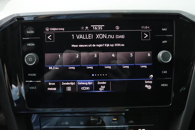 Volkswagen Passat Variant 1.5 TSI 150pk DSG Business | Trekhaak | Navigatie | Cruise Control Adaptief |