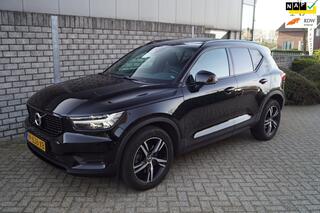 VOLVO XC40 2.0 T4 AWD R-Design Autom Panodak Leder Stoel/Stuur ABank Verw Navi Camera Clima Cruise 2x PDC LMV ENZ NL Auto.