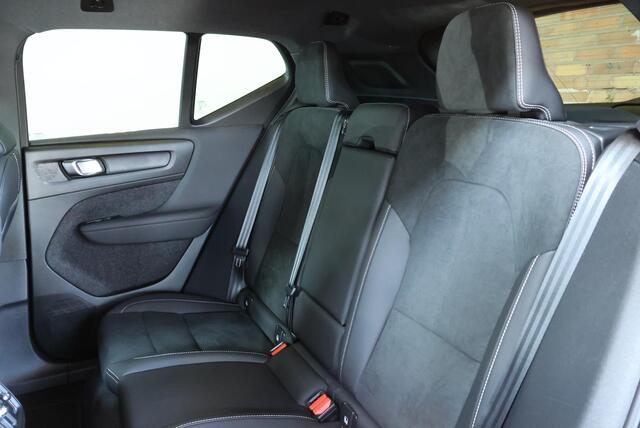 Volvo XC40 Recharge Plus | Dealeronderhouden | Google Infotainment | 4-Seizoenenbanden | Parkeercamera | Parkeersensoren voor + achter | Comfortstoelen | 95