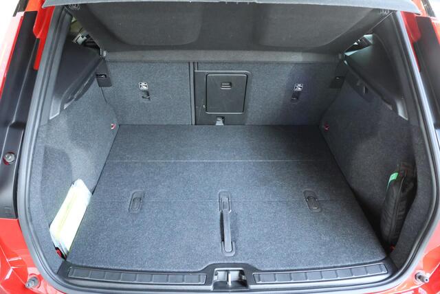 Volvo XC40 Recharge Plus | Dealeronderhouden | Google Infotainment | 4-Seizoenenbanden | Parkeercamera | Parkeersensoren voor + achter | Comfortstoelen | 95