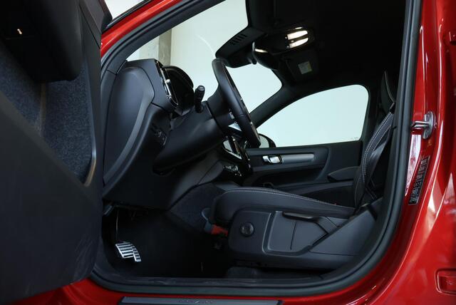 Volvo XC40 Recharge Plus | Dealeronderhouden | Google Infotainment | 4-Seizoenenbanden | Parkeercamera | Parkeersensoren voor + achter | Comfortstoelen | 95