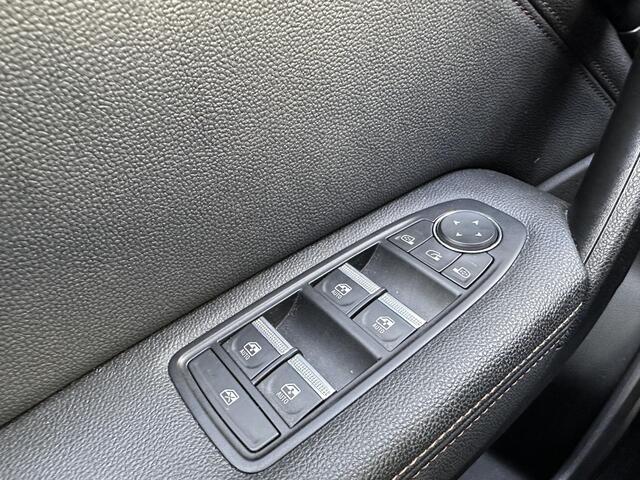 Renault Captur 1.6 E-Tech Plug-in Hybrid 160 Initiale Paris | TWO TONE | Leder | stuur/stoelverwarming | DAB Ontvanger |