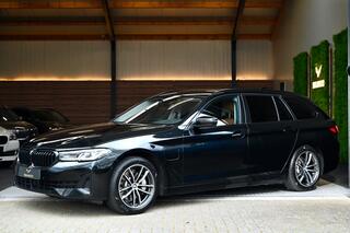 BMW 5-SERIE Touring 530e xDrive High Executive - Active Cruise Control - Keyless Entry - Sfeerverlichting - Memory - HiFi -