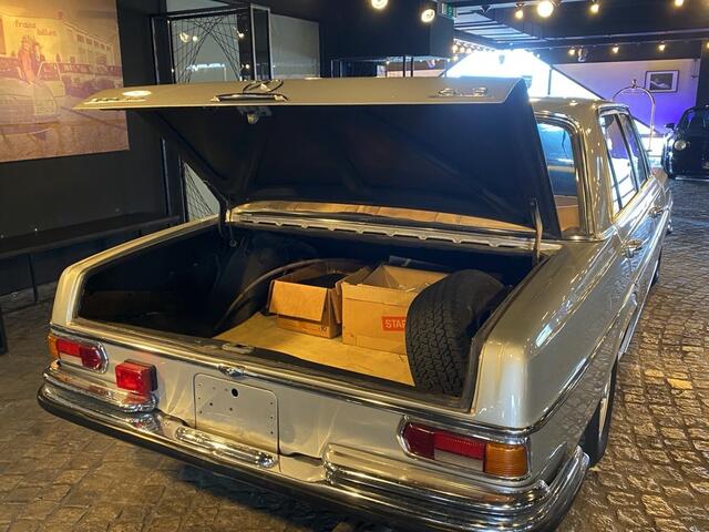 Mercedes-Benz 300 SEL 6.3 W109