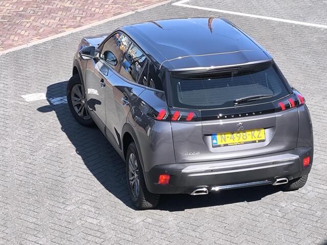 Peugeot 2008 1.2 PureTech Blue Lease Active 130PK incl motor update tegen olie verbruik, carplay, climate en cruise control, camera.