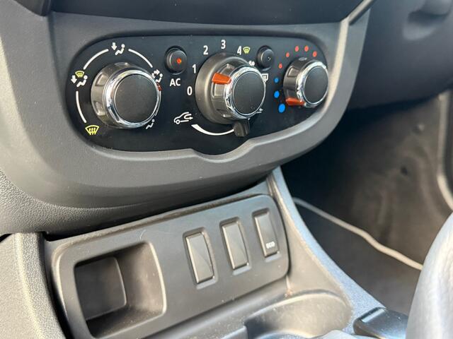 Dacia Duster 1.2 TCe 4x2 Laur�ate - Noir Nacre - Cruise/Trekhaak/Airco