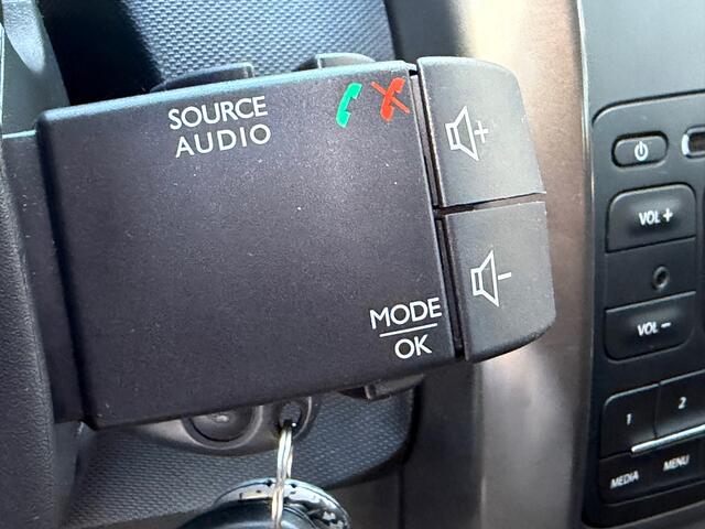 Dacia Duster 1.2 TCe 4x2 Laur�ate - Noir Nacre - Cruise/Trekhaak/Airco