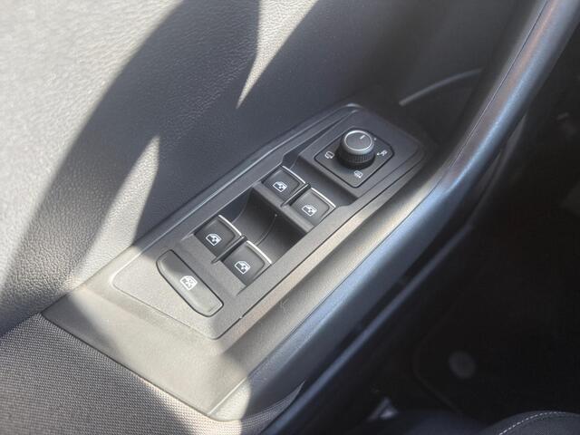 Volkswagen T-ROC 1.5 TSI Sport | Automaat | Apple Carplay/Android Auto | Trekhaak | Navigatie | Climate Control | Cruise Control | DAB | Goed Onderhouden